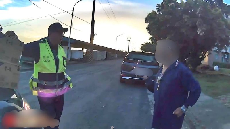 港灣新聞網/暖警奔走救人生!失業男露宿漁港3個月 所長媒合安置還自掏腰包修車