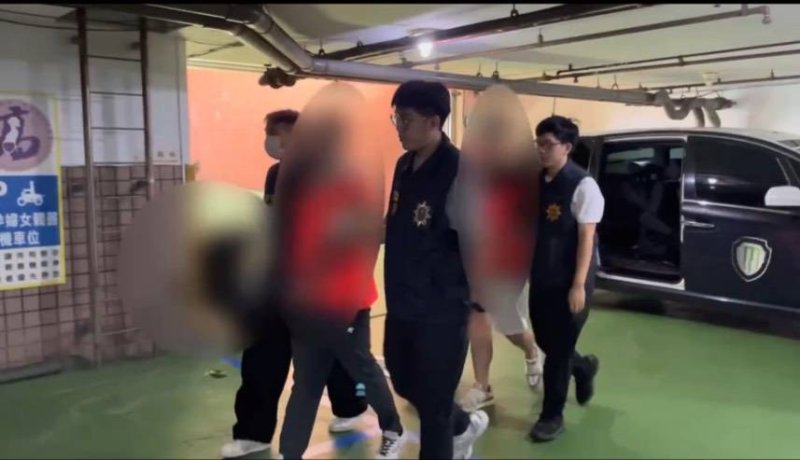 港灣新聞網/高雄凌晨爆聚眾滋事!新興警快打部隊強勢壓制 23人遭逮、查扣4把開山刀