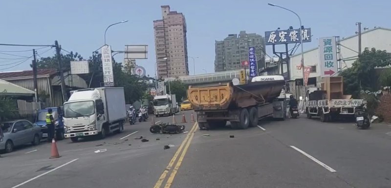 港灣新聞網/鳳山曳引車左轉撞大型重機!騎士送醫不治 警方:駕駛涉公共危險罪送辦