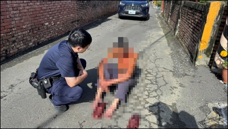 港灣新聞網/七旬翁騎單車突路倒!內埔暖警巡邏車護送返家 再貼心載回腳踏車