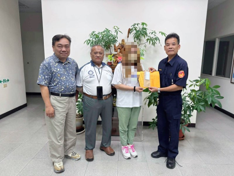 港灣新聞網/父親癌逝、重障弟長期照護!姊妹扛家計陷困境 枋警串聯善心募5萬3500元送暖