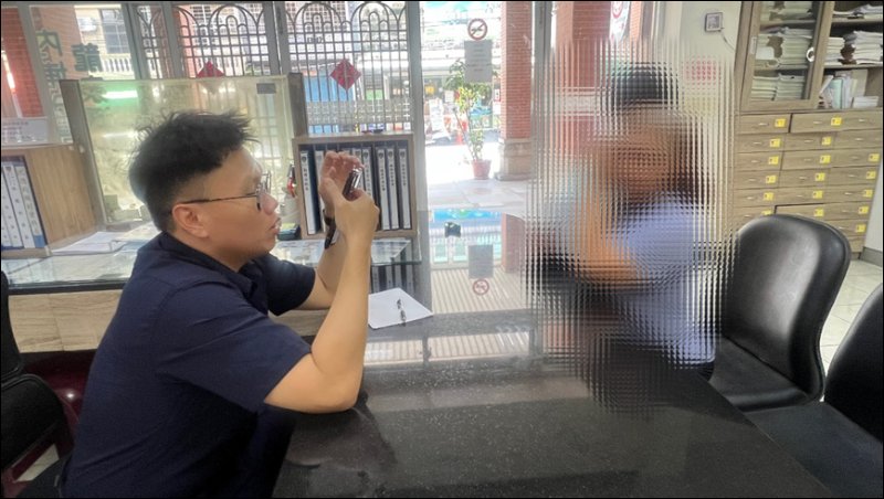 港灣新聞網/大門沒鎖!幼童赤腳哭著走上馬路 暖警餵點心安撫助祖孫團圓