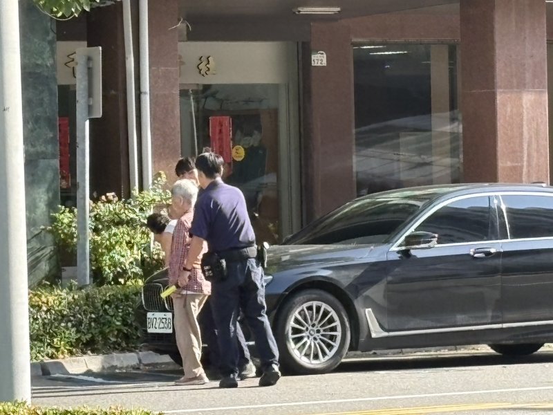 港灣新聞網/車流滾滾驚險一幕!八旬阿嬤拄杖過馬路 高雄暖警衝上前護送感動路人