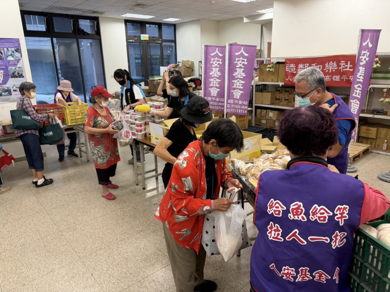 港灣新聞網/臺灣港務公司送芒果暖寒士!一句「吃人一口,報人一斗」捲袖清溝迎戰颱風感動全場