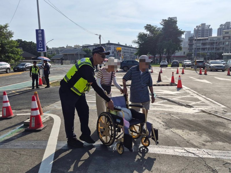 港灣新聞網 / 人潮爆滿暖心一幕!警攙扶老夫妻穿越車流 網友讚:最美風景是人民保姆
