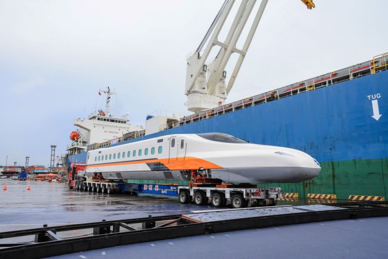 港灣新聞網/台灣高鐵N700ST首度抵台!高雄港震撼亮相 2027年投入營運、12組新車陸續上線
