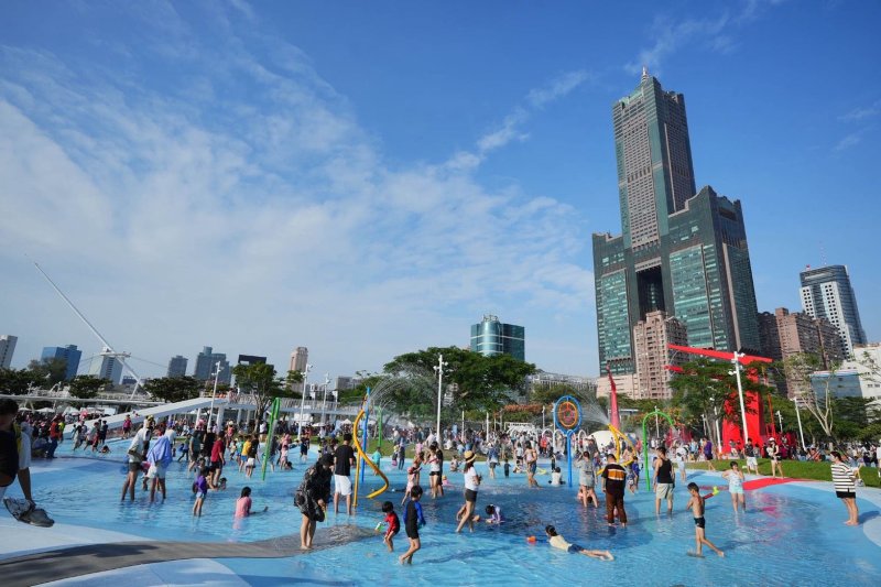 港灣新聞網 / 暑假壓軸!2026高雄海洋派對週末登場 巨型鯨鯊、浪花秀一次玩