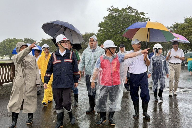 港灣新聞網 / 豪雨再襲北高雄!陳其邁跑岡山梓官永安茄萣 緊盯滯洪池與抽水站
