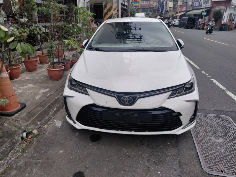 港灣新聞網 / 轎車停快車道、26歲男駕駛座熟睡叫不醒 警一看座椅「白色粉末」案情急轉