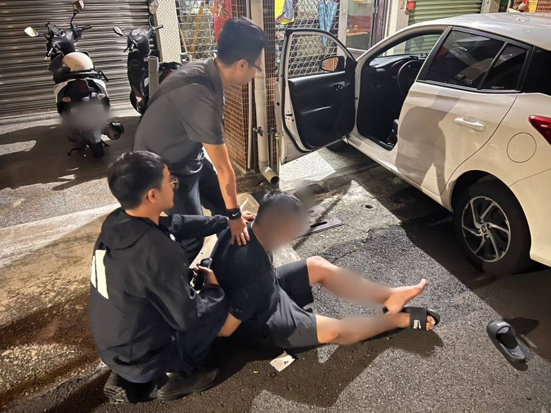港灣新聞網 / 通緝犯見警包夾竟倒車衝撞!小港警持槍戒護壓制 車內查獲疑似槍毒