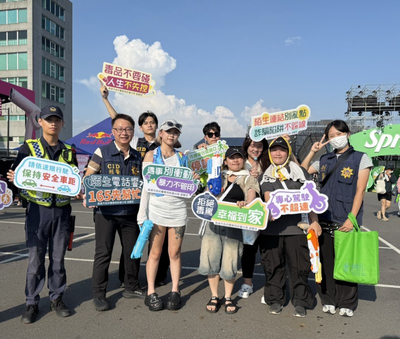 港灣新聞網 / 水炸彈可以接、詐騙連結別亂點!前鎮警闖音樂節向年輕人「開炸」防詐