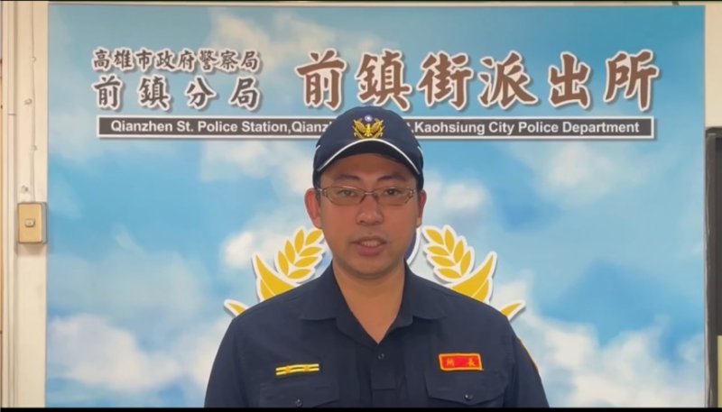 港灣新聞網 / 22歲男闖紅燈遭攔竟在駕駛座睡著!車還撞石墩 酒測超標送辦