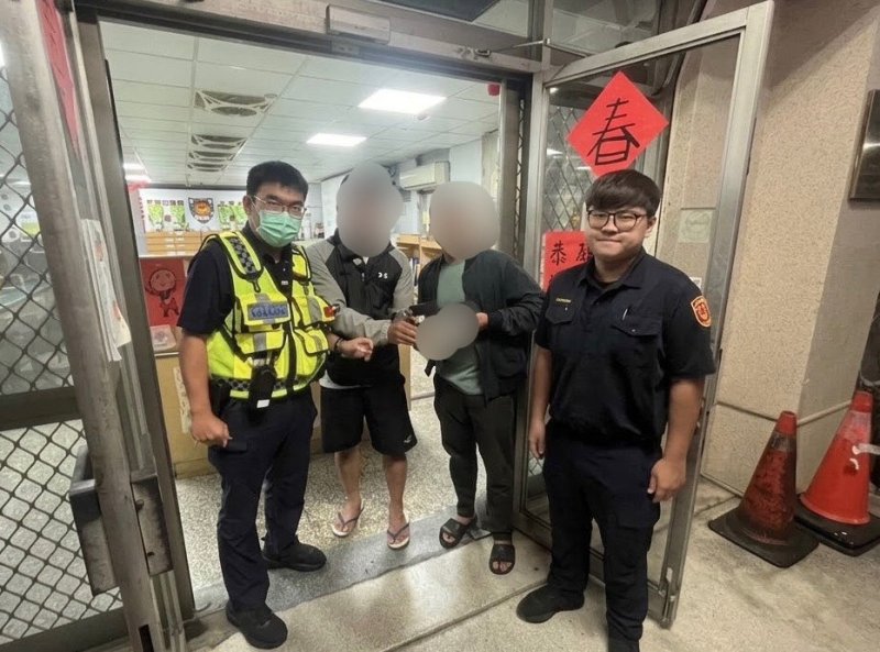 港灣新聞網 / 剛領2.5萬薪水整包掉了!菲籍移工急尋皮夾 小港警一眼發現「他在找東西」